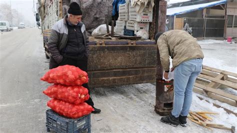 Doğu buz kesti, pazarcılar soğuktan korunmak için soba kurdu